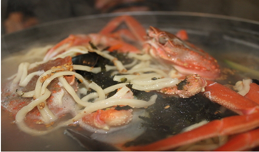 아이온커뮤니케이션즈, R&D 및 M&D 공동 워크샵 중 시원한 국물이 일품인 대게 칼국수 아이온커뮤니케이션즈, R&D 및 M&D 공동 워크샵 중 시원한 국물이 일품인 대게 칼국수