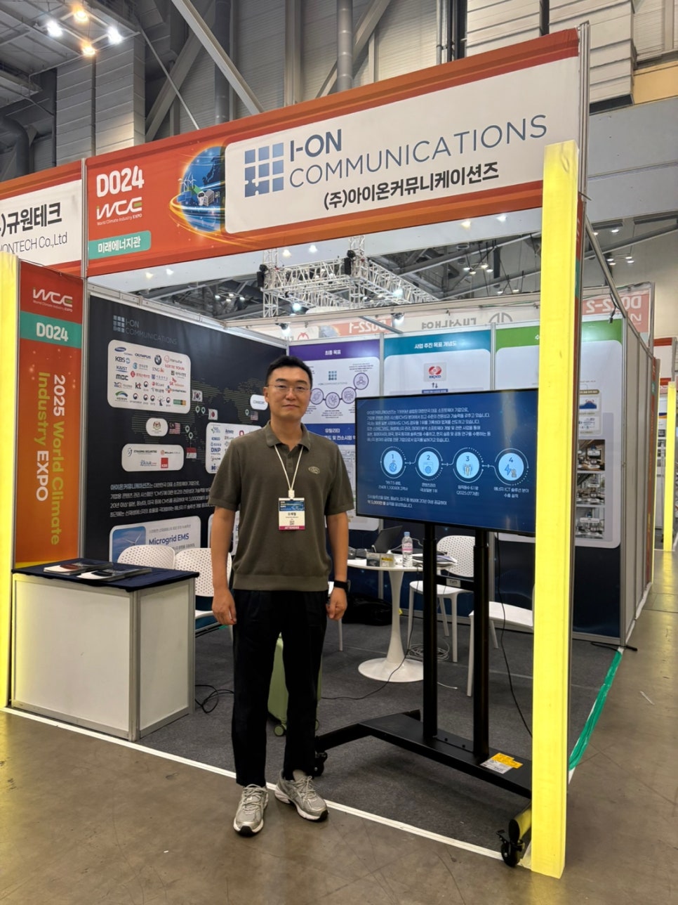 아이온커뮤니케이션즈 부스 앞에 서 있는 오재철 대표이사
