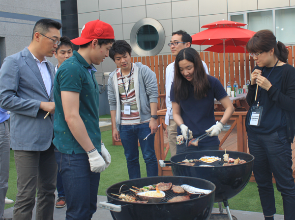 일본 파트너들과 함께하는 옥상 바비큐 파티 일본 파트너들과 함께하는 옥상 바비큐 파티
