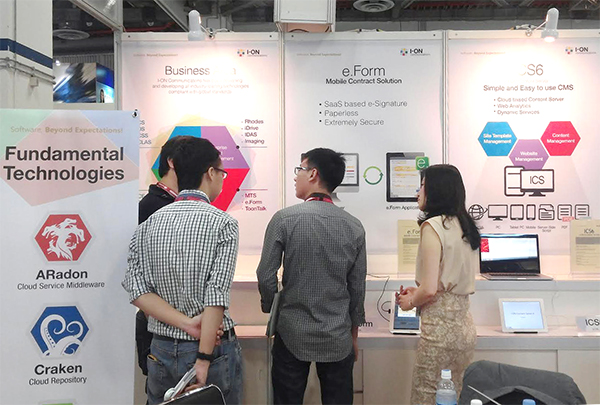 '커뮤닉 아시아 2015'에서 아이온 솔루션을 홍보하는 담당자 '커뮤닉 아시아 2015'에서 아이온 솔루션을 홍보하는 담당자